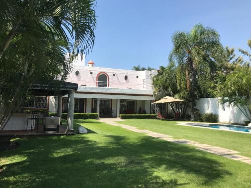 Hermosa Casa llena de vida, jardín y alberca! in Jiutepec, Mexico