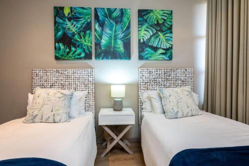Stylish Two Bedroom in Point Bay 211 - Tap to explore photos