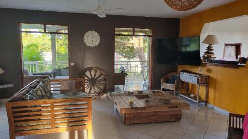 Shared lounge/TV area, La Villa Rainbow & ses 2 Kabanes in Berard