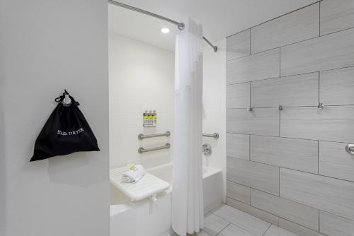 King Room - Mobility Access/Hearing Accessible image 5
