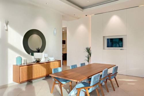Downtown 3BR Sleeps 9 Balcony, Full Kitchen, Near Metro, Дубай (фото 3)