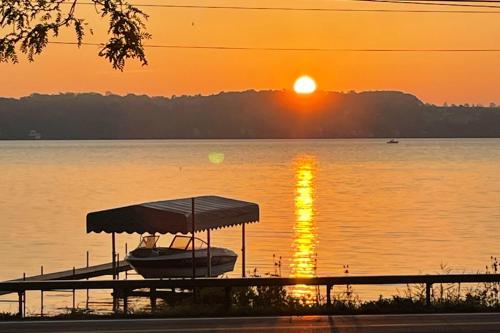 Dock! Waterfront Owasco Lake 'Moon Rise House' in Owasco (NY)