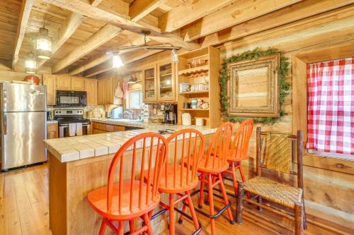 Serene Townsend Cabin Rental with Hot Tub and Grill! in Townsend, USA