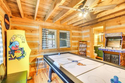 Serene Townsend Cabin Rental with Hot Tub and Grill! in Townsend, USA