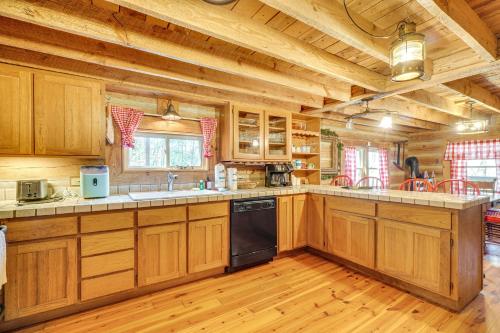Serene Townsend Cabin Rental with Hot Tub and Grill! in Townsend, USA