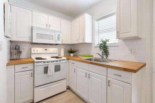 Dreamy 1-bedroom apt walking distance to Las Olas in Fort Lauderdale, USA