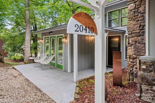 MCM Lakehouse - Direct Lake Access - Sleeps 8 in Lost Bridge Village (AR)