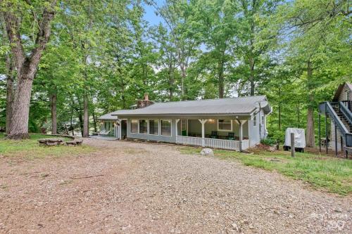 MCM Lakehouse - Direct Lake Access - Sleeps 8 in Rambo Riviera, USA