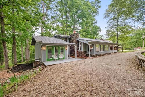 MCM Lakehouse - Direct Lake Access - Sleeps 8 in Rambo Riviera, USA