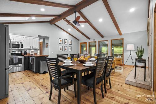 MCM Lakehouse - Direct Lake Access - Sleeps 8 in Lost Bridge Village (AR)