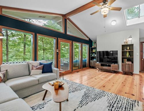 MCM Lakehouse - Direct Lake Access - Sleeps 8 in Lost Bridge Village (AR)