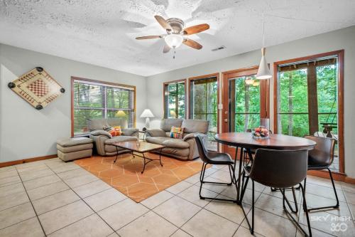 MCM Lakehouse - Direct Lake Access - Sleeps 8 in Lost Bridge Village (AR)