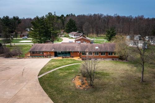 3br Riviera Cabin Sleeps 6, Fully Furnished! in Neillsville, USA