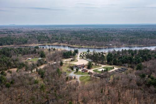 3br Riviera Cabin Sleeps 6, Fully Furnished! in Neillsville, USA