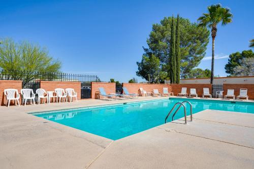 Charming Green Valley Townhome with Community Pool!