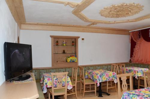 Közös társalgó / TV, Hotel La Roccia in Ponte Di Legno