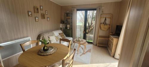 "La cabane du sentier", logement original en bois et sur pilotis avec beau jardin et très proche de la mer