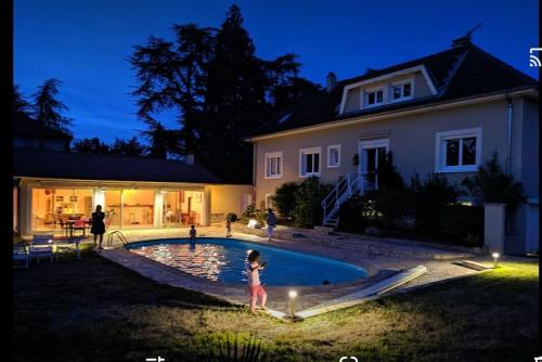 Maison 240+65m2, piscine, spa, sauna, salle sport - Location saisonnière - Saint-Just-Saint-Rambert