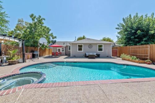 Spacious Oasis w/Pool Retreat