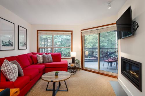 Ski In Ski Out Apartment with Pool and Hot Tub by Harmony Whistler