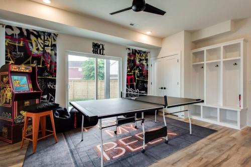 Rock N Roll Huge Space & Games in Nashville, USA
