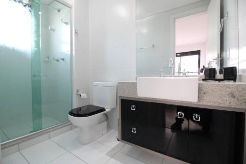 Apartamento no Cabral em Curitiba, com 3 quartos sendo um como closed, e 2 garagens