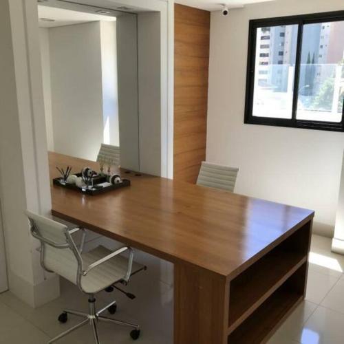 Apartamento no Cabral em Curitiba, com 3 quartos sendo um como closed, e 2 garagens