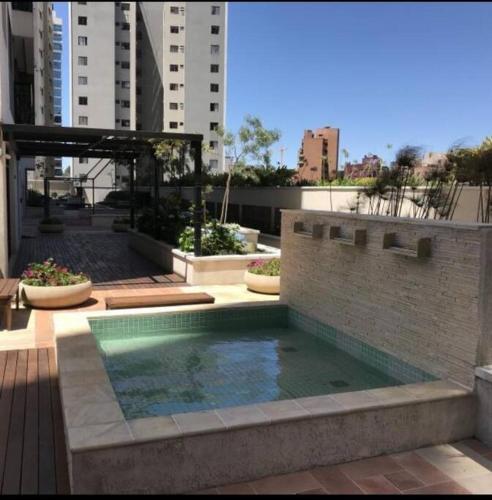 Apartamento no Cabral em Curitiba, com 3 quartos sendo um como closed, e 2 garagens