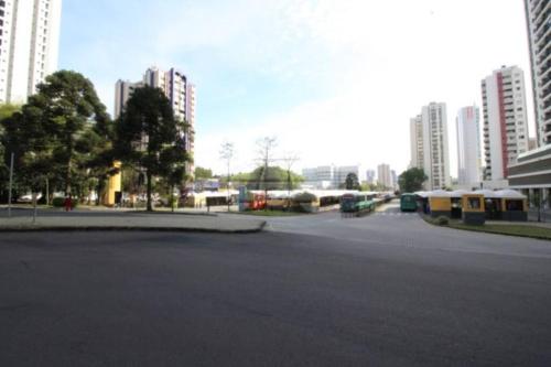 Apartamento no Cabral em Curitiba, com 3 quartos sendo um como closed, e 2 garagens