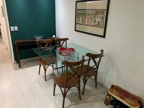 Apartamento no Cabral em Curitiba, com 3 quartos sendo um como closed, e 2 garagens