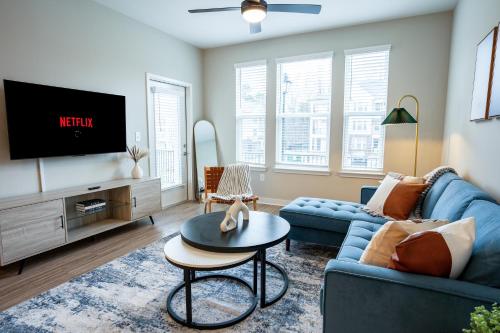 . Modern New Apt with Pool Perfect for Long Stays