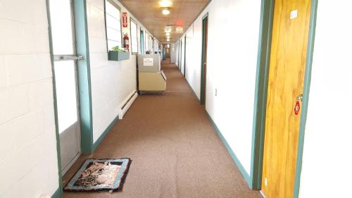 Budget Inn - image 6