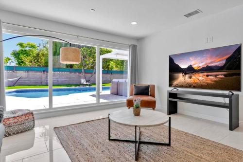 New cheerful villa, Pool, Spa, Mini Golf, Game room, Fire pit next to Disneyland in Anaheim, USA