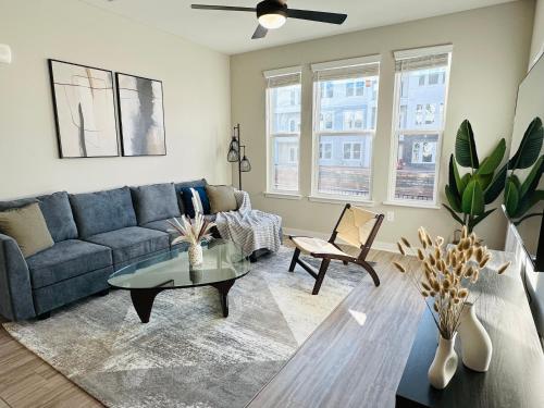 . Luxurious New Apt w Pool Perfect for Long Stays