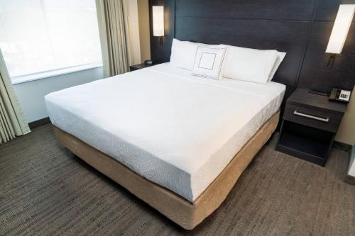 1 king bed, 1 sofa bed