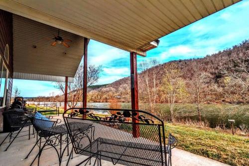 Fishing Cabin on White River w/ public boat ramp! in Norfork, Vereinigte Staaten von Amerika
