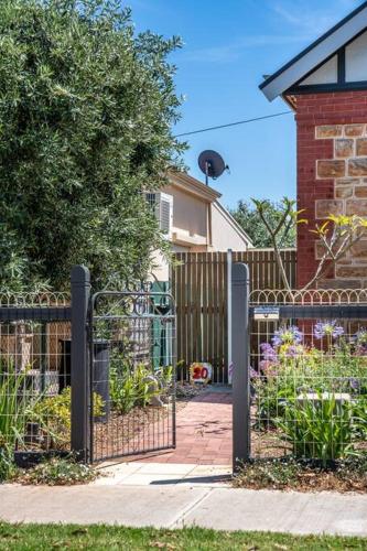 Bees Knees Studio, 5 min to CBD, Adelaide Airport & Henley Beach