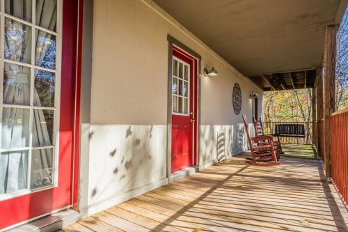 Sasquatch Lodge E Sleeps 13 - image 14
