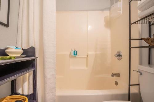Gatlinburg Firefly Family Getaway Lodge E - image 7