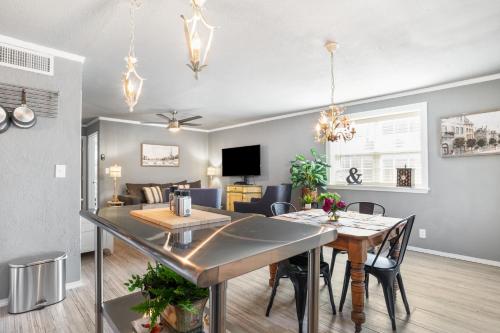 Salt Block - French Serenity Suite 3 in Bandera, USA