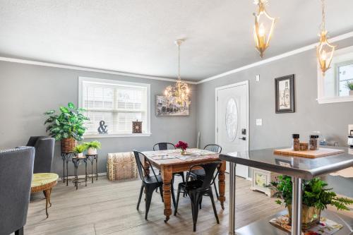 Salt Block - French Serenity Suite 3 in بانديرا_تكساس