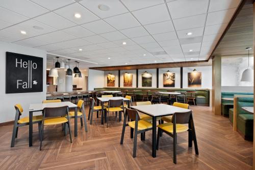 Fairfield by Marriott Inn & Suites Chino - 식음료(F&B)