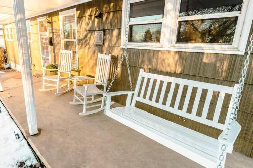 Hound Haven! Cozy Denver Getaway next to Dog Park!