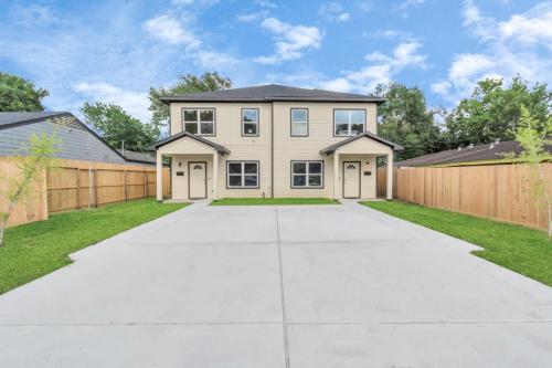 2 Homes! Sleeps 18, Games, Gated Parking & More! in Houston, USA