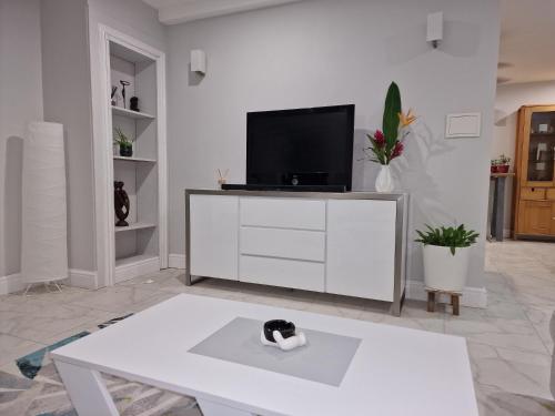 Modern garden apartment close to airport and sea