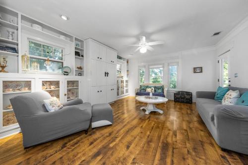 3 Houses 30 guests Country 14 acre Pecan Orchard in 聖馬可斯
