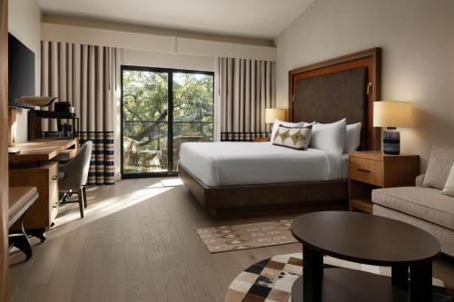 King Room with Garden View image 8