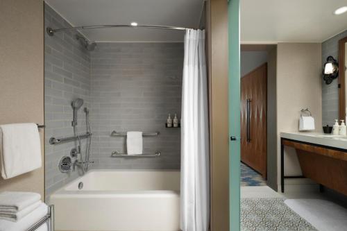 King Room with Garden View image 2