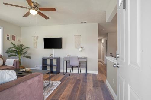 Downtown Med District: Stylish & Modern 2BD, 1BA Capital City Escape! in Springfield, USA