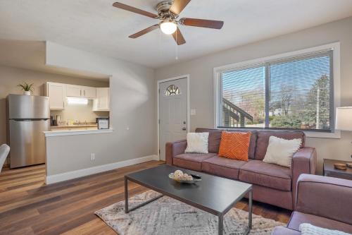 Downtown Med District: Stylish & Modern 2BD, 1BA Capital City Escape! in Springfield, USA